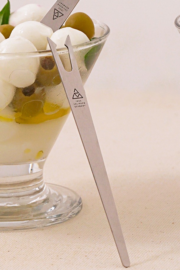 [트라이앵글] 안티파스티 포크는 위생적인 식사를 위한 필수 아이템입니다. 재활용 스테인리스스틸 소재로 제작되어 내구성이 뛰어나며, 얇고 기능적인 디자인의 포크 팁이 특징입니다. 식기세척기 사용이 가능하여 편리하며, 6개 세트로 구성되어 넉넉하게 사용할 수 있습니다. 재활용 소재의 특성상 미세한 사용감이 있을 수 있습니다. 트라이앵글 안티파스티 포크로 더욱 즐거운 식사 시간을 만들어 보세요.
