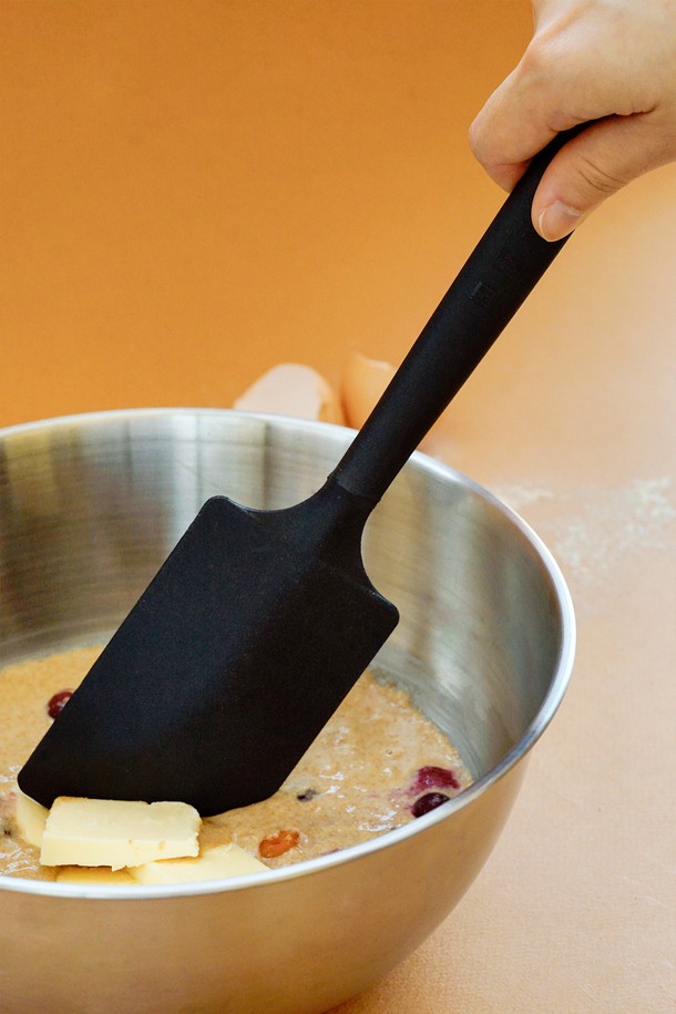 [트라이앵글] 실리콘 스패츌러 30cm는 주방 조리에 유용한 실리콘 소재의 스패츌러입니다. 30cm 길이로, 다양한 요리에 활용하기 적합합니다. 블랙 색상으로 디자인되어 주방 인테리어에도 잘 어울립니다. 내열 기능이 있어 뜨거운 음식에도 안전하게 사용할 수 있으며, 손잡이가 있어 편리합니다. 주방에서 요리할 때 유용한 필수품입니다.
