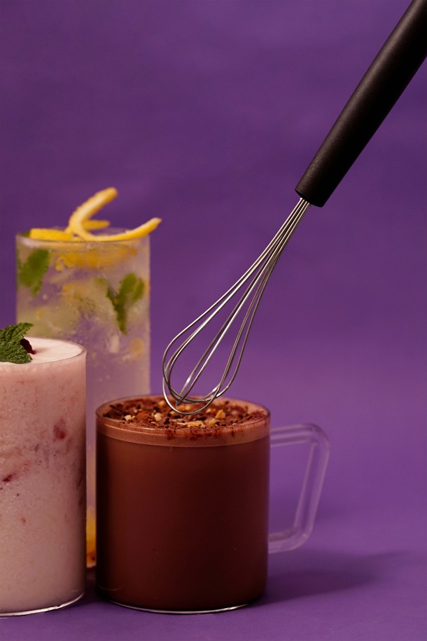 [트라이앵글] 머그 거품기는 주방에서 간편하게 거품, 휘핑, 믹싱을 할 수 있도록 설계된 주방용품입니다. 위생적인 스테인리스스틸 와이어로 제작되었으며, 긴 와이어와 손잡이 디자인으로 깊은 그릇이나 작은 그릇에서도 사용하기 편리합니다. 삼각형 고리와 미끄럼 방지 손잡이 디자인으로 실용성을 더했으며, 손잡이 내부 와이어 고정 메커니즘으로 내구성을 높였습니다. 계란 거품내기, 무스 및 푸딩 제조, 소스 및 페스토 만들기에 적합하며, 인체공학적 그립감과 걸이식 보관이 가능하여 더욱 편리하게 사용할 수 있습니다.
