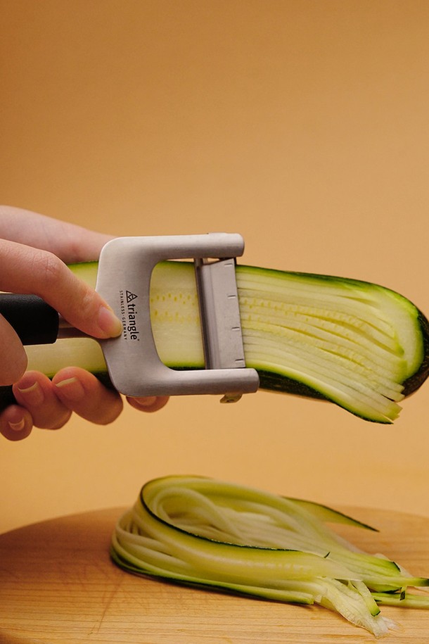 **[트라이앵글] 줄리앤커터**는 주방에서 채썰기와 슬라이스를 간편하게 도와주는 필수 주방용품입니다. 3mm의 균일한 절단폭을 제공하여 요리의 완성도를 높여주며, 오이, 당근, 호박, 감자, 우엉, 무 등 다양한 식재료에 활용할 수 있습니다. 내구성이 뛰어난 스테인리스 스틸 구조와 강력한 칼날 디자인으로 제작되어 오래도록 사용할 수 있습니다. 그립감 있는 손잡이 디자인과 안전 설계를 통해 안전하게 사용할 수 있으며, 세척 또한 용이합니다. 전체 길이는 19cm, 너비는 7cm입니다.
