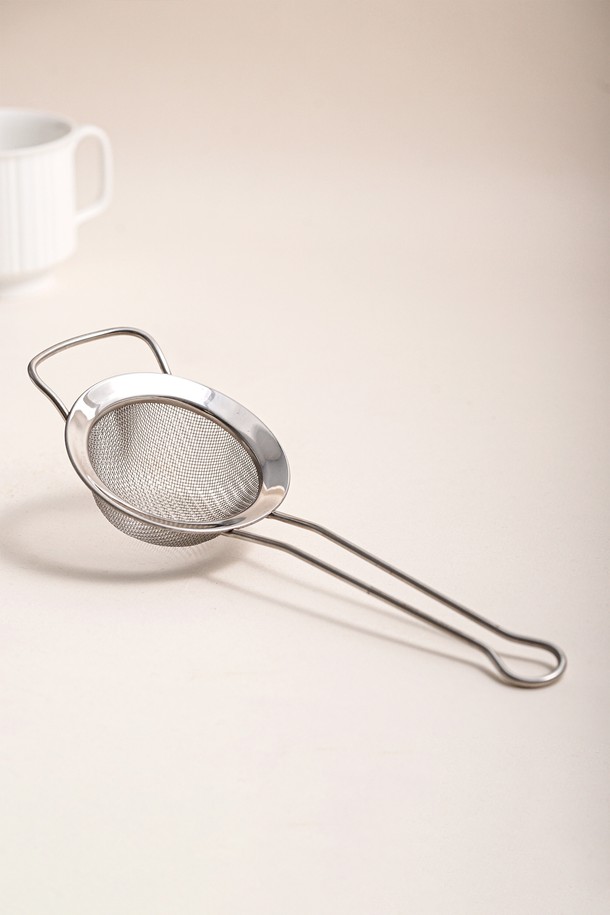 [트라이앵글] 차망은 주방에서 차를 우릴 때 유용한 스테인리스스틸 소재의 거름망입니다. 1mm 간격의 촘촘한 메쉬가 차 찌꺼기 유출을 효과적으로 방지하며, 위생적인 사용이 가능합니다. 긴 손잡이와 곡선형 메쉬 디자인으로 편리하게 사용할 수 있으며, 식기세척기 사용이 가능하여 관리도 용이합니다. 내구성이 뛰어나 오랫동안 사용할 수 있습니다.
