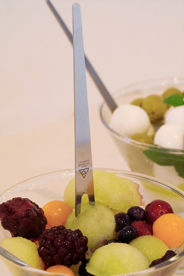 [트라이앵글] 안티파스티 포크는 위생적인 식사를 위한 필수 아이템입니다. 재활용 스테인리스스틸 소재로 제작되어 내구성이 뛰어나며, 얇고 기능적인 디자인의 포크 팁이 특징입니다. 식기세척기 사용이 가능하여 편리하며, 6개 세트로 구성되어 넉넉하게 사용할 수 있습니다. 재활용 소재의 특성상 미세한 사용감이 있을 수 있습니다. 트라이앵글 안티파스티 포크로 더욱 즐거운 식사 시간을 만들어 보세요.
