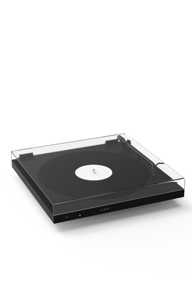 유러피안 미니멀리즘 디자인의 TONE 턴테이블입니다. MDF 베이스와 알루미늄 소재로 제작되었으며, 사틴 마감과 플랫 플래터 디자인으로 미니멀한 스타일을 완성했습니다. 블루투스 연결, RCA 라인 출력, 내장 포노 앰프, 벨트 드라이브 시스템을 지원하며, 먼지로부터 보호해 주는 더스트커버가 포함된 옵션으로 더욱 실용적입니다.
