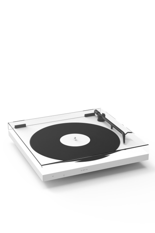 유러피안 미니멀리즘 디자인의 TONE 턴테이블입니다. 화이트, 그린, 블랙 3가지 색상으로 출시되었으며, MDF와 알루미늄 소재를 사용하여 세련된 외관을 자랑합니다. 블루투스 연결, 벨트 드라이브 시스템, 내장 포노앰프, RCA 라인 출력을 지원하며, Ortofon 콜라보레이션 카트리지와 직선형 톤암을 통해 뛰어난 음질을 제공합니다. 
