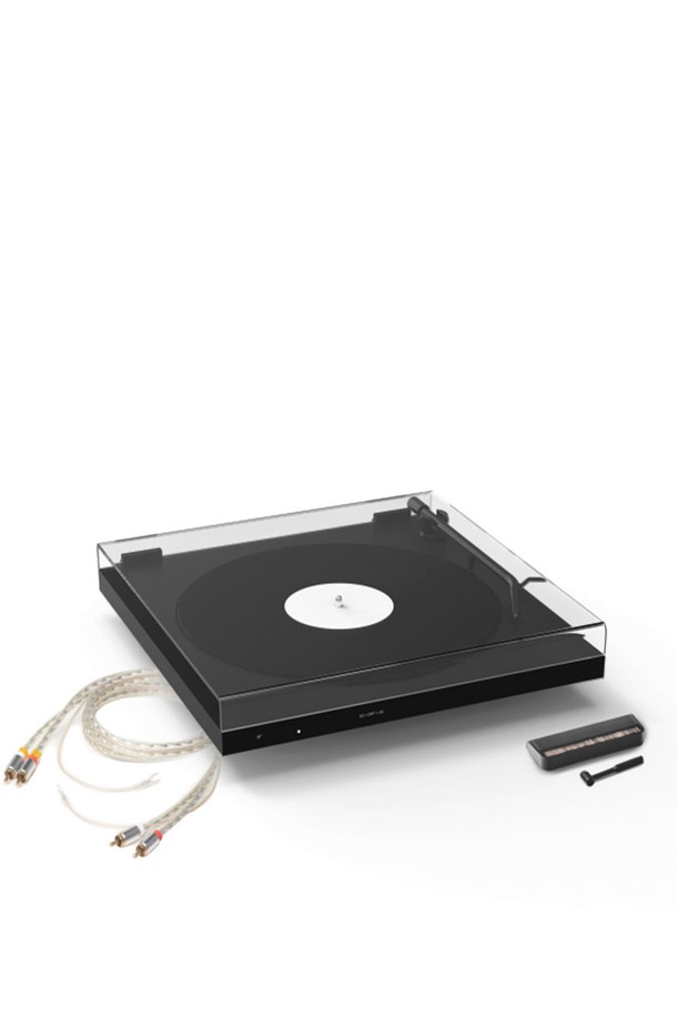 유러피안 미니멀리즘 디자인의 TONE 턴테이블은 화이트, 그린, 블랙 3가지 색상으로 제공됩니다. 블루투스 연결, 내장 포노앰프, RCA 라인 출력을 지원하며, 벨트 드라이브 시스템과 33/45 RPM 회전 속도로 다양한 LP를 즐길 수 있습니다. MDF와 알루미늄 소재로 제작되었으며, 360 x 360 x 54mm 크기에 2.8kg의 무게로 미니멀한 디자인과 직관적인 조작성을 제공합니다.
