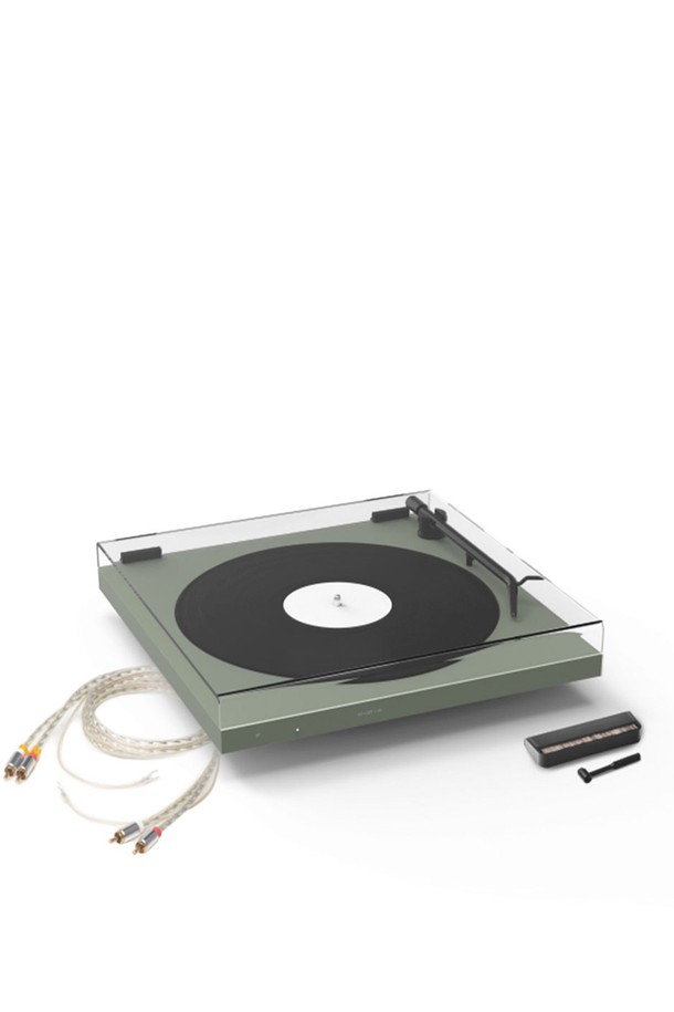 유러피안 미니멀리즘 디자인의 TONE 턴테이블은 White, Green, Black 세 가지 색상으로 제공됩니다. 알루미늄과 MDF 소재, 벨트 드라이브 시스템, CNC 가공 MDF 베이스, 일체형 플래터 디자인으로 미니멀한 감성을 더했습니다. 블루투스 연결, 내장 포노앰프, RCA 라인아웃, 33/45 RPM 속도 조절 기능을 지원하며, 360 x 360 x 54mm 크기에 2.8kg의 무게로 제작되었습니다.
