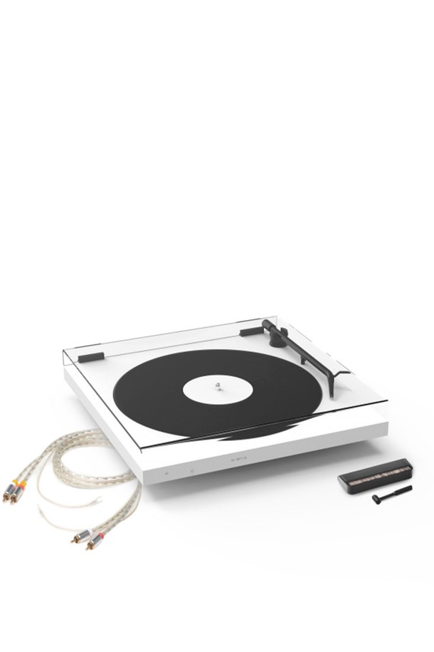 유러피안 미니멀리즘 디자인의 TONE 턴테이블은 화이트, 그린, 블랙 3가지 색상으로 제공되며, 미니멀한 스타일을 추구합니다. 블루투스 연결, 내장 포노앰프, 33/45 RPM 속도 조절 기능을 갖췄으며, 벨트 드라이브 시스템, CNC 가공 MDF 베이스, Ortofon 커스텀 카트리지로 프리미엄 사운드를 경험할 수 있습니다. 진동 감소 시스템과 통합 플래터 디자인, 설치 가이드, 전원 어댑터, 벨트, 펠트 매트가 구성품으로 제공되는 올인원 턴테이블입니다.
