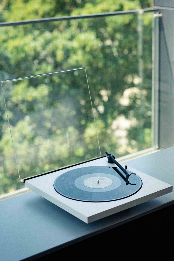 유러피안 미니멀리즘 디자인의 TONE 턴테이블입니다. 화이트, 그린, 블랙 3가지 색상으로 출시되었으며, MDF와 알루미늄 소재를 사용하여 세련된 외관을 자랑합니다. 블루투스 연결, 벨트 드라이브 시스템, 내장 포노앰프, RCA 라인 출력을 지원하며, Ortofon 콜라보레이션 카트리지와 직선형 톤암을 통해 뛰어난 음질을 제공합니다. 
