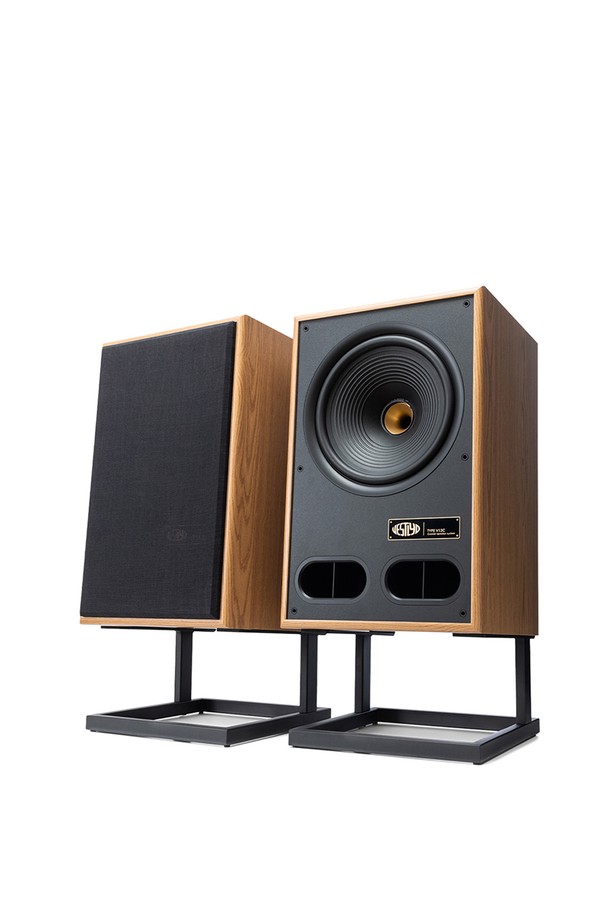 [베스틸드] V12C 12인치 동축 패시브 스피커는 오크, 블랙 두 가지 컬러로 출시되었으며, 39-22,000Hz의 주파수 응답, 4 ohm 임피던스, 93dB 감도, 300 watts의 최대 권장 앰프 출력을 제공합니다. 12인치 페이퍼 콘 우퍼와 1인치 라미네이트 TI 돔 트위터, 전면 베이스 포트 2개, 그리고 알루미늄 웨이브가이드, 동축 디자인, 넓은 스윗스팟, 커스텀 트위터, 전면 베이스 리플렉스 포트 등의 특징을 갖췄습니다. 스피커는 H622 x W392 x D367 mm, 스탠드는 37.0 x 24.2 x 35.0 cm 크기이며, 개당 24kg의 무게, MDF 캐비닛 구조, 블랙 패브릭 프레임, 바나나/스크류 + Neutrik Speakon 단자를 갖추고 있습니다.
