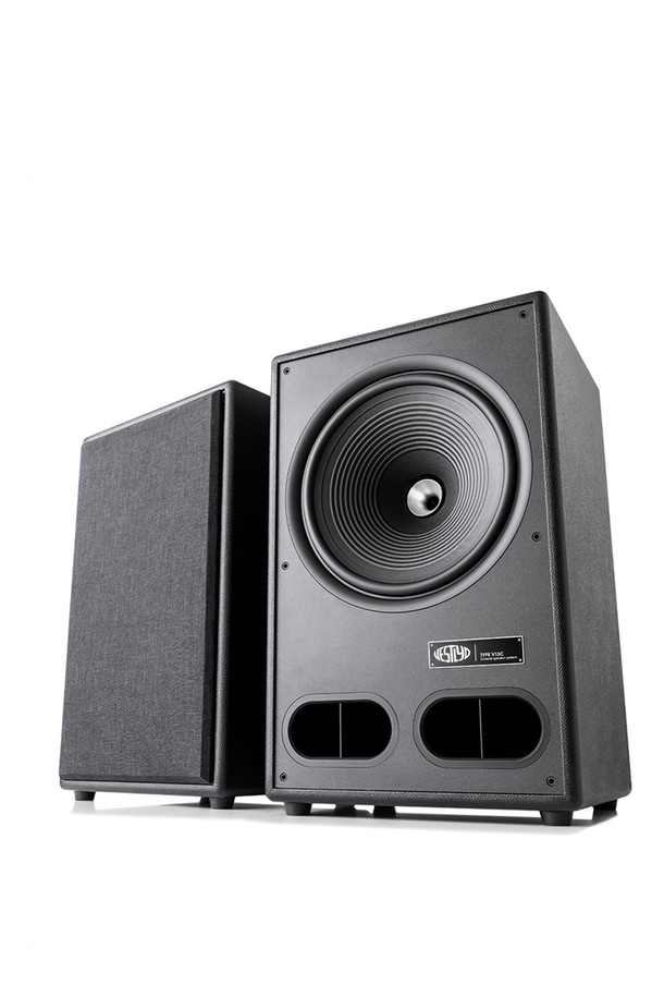 [베스틸드] V15C 15인치 동축 패시브 스피커 (1Pair)는 70년대 빈티지 스피커에서 영감을 받은 디자인으로, 블랙과 오크 색상으로 제공됩니다. 고밀도 MDF 캐비닛, 15인치 우퍼, 1인치 트위터, 그리고 알루미늄 트위터 웨이브가이드를 통해 36-22,000Hz의 넓은 주파수 응답과 최대 500W의 높은 출력을 자랑합니다. 바나나/스크류 및 Neutrik Speakon 단자를 지원하며, 균형 잡힌 사운드 분산과 130dB SPL 이상의 출력을 제공합니다.
