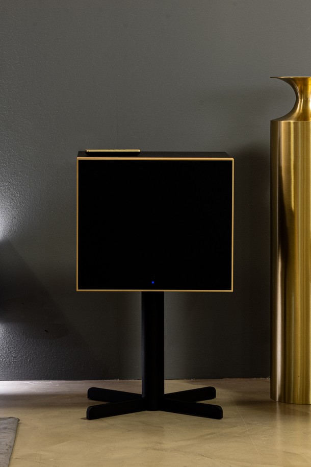 [제네바] 프리미엄 와이어리스 Hi-Fi 오디오시스템 제네바 DeCon/XL은 우드와 메탈 소재의 고급스러운 조화가 돋보이는 오디오 시스템입니다. 640W의 강력한 출력과 2개의 트위터, 2개의 우퍼, 2개의 서브우퍼로 구성된 스피커는 프리미엄 스테레오 사운드를 구현합니다. 블루투스 5.2, Apple AirPlay 2, Google Chromecast, HDMI ARC 등을 지원하여 다양한 기기와의 연결성을 제공하며, Oak/Champagne, Black/Brass의 세련된 두 가지 컬러 옵션을 제공합니다. 올인원 시스템, 미니멀 디자인, 스탠드 일체형, 가구급 캐비닛 마감, 헤어라인 마감 메탈 그릴 등 디자인적인 특징과 전용 앱 제어, TV/게임기 연결 가능 등의 편리한 기능을 갖춘 하이파이 오디오 시스템입니다. 크기는 500mm x 840mm x 420mm이며, 무게는 40kg입니다.
