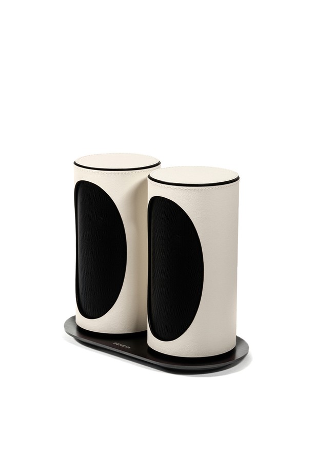 와이어리스 스테레오 포터블 블루투스 스피커 듀오(DUO)는 이탈리안 레더 소재와 원형 디자인으로 모던하고 클래식한 분위기를 연출합니다. 최대 40W 출력과 듀얼 스피커 시스템, TWS(True Wireless Stereo) 기능을 통해 풍부하고 선명한 스테레오 사운드를 제공하며, 블루투스 5.2를 지원하여 안정적인 연결을 보장합니다. 실내 및 실외, 휴대용으로 사용 가능하며, 최대 12시간 재생이 가능하여 야외 활동 시에도 음악 감상을 즐길 수 있습니다. 또한, 무선 충전 패드를 포함하여 핸즈프리 통화 및 외부 기기 무선 충전을 지원하며, 화이트, 코냑, 레드 세 가지 색상으로 만나볼 수 있습니다.
