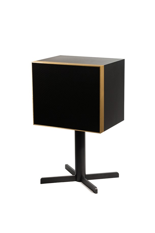 [제네바] 프리미엄 와이어리스 Hi-Fi 오디오시스템 제네바 DeCon/XL은 우드와 메탈 소재의 고급스러운 조화가 돋보이는 오디오 시스템입니다. 640W의 강력한 출력과 2개의 트위터, 2개의 우퍼, 2개의 서브우퍼로 구성된 스피커는 프리미엄 스테레오 사운드를 구현합니다. 블루투스 5.2, Apple AirPlay 2, Google Chromecast, HDMI ARC 등을 지원하여 다양한 기기와의 연결성을 제공하며, Oak/Champagne, Black/Brass의 세련된 두 가지 컬러 옵션을 제공합니다. 올인원 시스템, 미니멀 디자인, 스탠드 일체형, 가구급 캐비닛 마감, 헤어라인 마감 메탈 그릴 등 디자인적인 특징과 전용 앱 제어, TV/게임기 연결 가능 등의 편리한 기능을 갖춘 하이파이 오디오 시스템입니다. 크기는 500mm x 840mm x 420mm이며, 무게는 40kg입니다.
