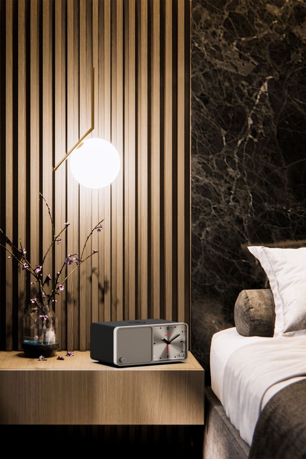 제네바 Time은 미니멀한 디자인에 아날로그 시계를 통합한 테이블 오디오입니다. 블랙, 화이트, 레드, 코냑 4가지 색상으로 제공되며, 블루투스 5.0 연결, 무선 충전(10W), USB 충전(5W), 알람 기능, 라인 입력을 지원합니다. 40W 최대 출력과 2.5인치 드라이버를 통해 뛰어난 음질을 제공하며, 가죽 마감과 실버톤 메달리온, 라운드 엣지 디자인으로 고급스러운 분위기를 연출합니다.
