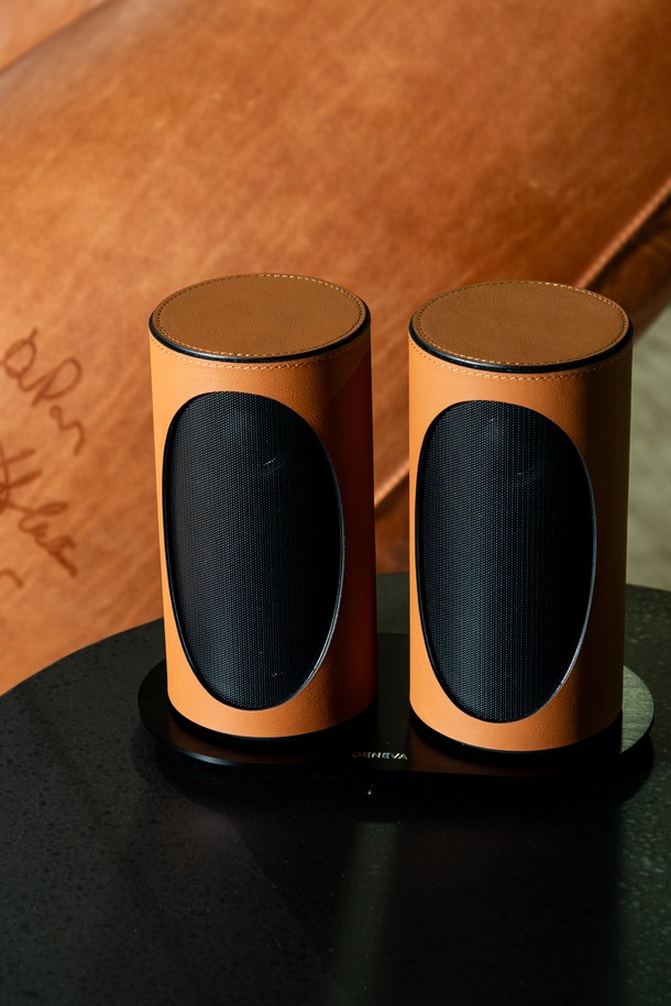 **와이어리스 스테레오 포터블 블루투스 스피커 DUO**는 이탈리안 프리미엄 천연 가죽 소재와 모던/클래식 스타일을 결합한 원형 디자인의 블루투스 스피커입니다. 최대 40W 출력으로 Hi-Fi 오디오, 스테레오 이미징을 제공하며, 1.75인치 풀레인지 스피커와 2개의 패시브 라디에이터를 통해 최적화된 음향을 즐길 수 있습니다. TWS(True Wireless Stereo) 기능과 블루투스 5.2를 지원하며, 핸즈프리 통화, 무선 충전, 최대 12시간 재생이 가능합니다. 화이트, 코냑, 레드 3가지 색상으로 제공되며, 스피커 2개, 무선 충전 패드, 사용자 매뉴얼, USB Type-C 케이블, 전원 어댑터로 구성됩니다. 부드럽고 따뜻한 미학으로, 장식용 오브제로도 활용할 수 있습니다.
