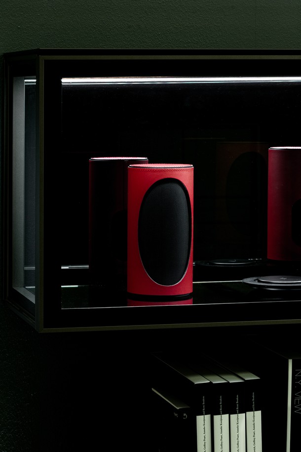 **와이어리스 스테레오 포터블 블루투스 스피커 DUO**는 이탈리안 정품 가죽으로 마감된, 클래식하면서 모던한 디자인의 블루투스 스피커입니다. 각 스피커는 750g이며, 100 x 190mm 크기로 휴대성을 높였습니다. 듀얼 스피커 시스템과 True Wireless Stereo(TWS) 기능을 통해 풍부하고 입체적인 사운드를 제공하며, 최대 12시간 재생 가능한 배터리와 블루투스 5.2 (Low Latency)를 지원합니다. 화이트, 코냑, 레드 세 가지 색상으로 제공되며, 1x 1.75인치 풀레인지 드라이버와 2x 패시브 라디에이터를 통해 최대 40W의 강력한 출력을 자랑합니다. 구성품으로는 스피커 2개, 무선 충전 패드, 사용설명서, USB Type-C 케이블, 전원 어댑터가 포함되어 있습니다.
