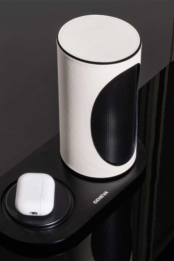 와이어리스 스테레오 포터블 블루투스 스피커 듀오(DUO)는 이탈리안 레더 소재와 원형 디자인으로 모던하고 클래식한 분위기를 연출합니다. 최대 40W 출력과 듀얼 스피커 시스템, TWS(True Wireless Stereo) 기능을 통해 풍부하고 선명한 스테레오 사운드를 제공하며, 블루투스 5.2를 지원하여 안정적인 연결을 보장합니다. 실내 및 실외, 휴대용으로 사용 가능하며, 최대 12시간 재생이 가능하여 야외 활동 시에도 음악 감상을 즐길 수 있습니다. 또한, 무선 충전 패드를 포함하여 핸즈프리 통화 및 외부 기기 무선 충전을 지원하며, 화이트, 코냑, 레드 세 가지 색상으로 만나볼 수 있습니다.
