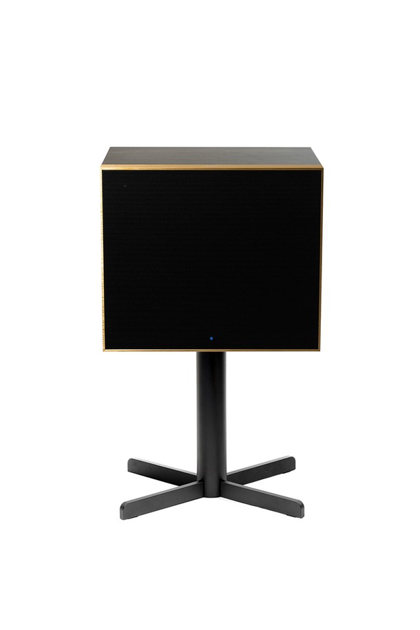 [제네바] 프리미엄 와이어리스 Hi-Fi 오디오시스템 제네바 DeCon/XL은 우드와 메탈 소재의 고급스러운 조화가 돋보이는 오디오 시스템입니다. 640W의 강력한 출력과 2개의 트위터, 2개의 우퍼, 2개의 서브우퍼로 구성된 스피커는 프리미엄 스테레오 사운드를 구현합니다. 블루투스 5.2, Apple AirPlay 2, Google Chromecast, HDMI ARC 등을 지원하여 다양한 기기와의 연결성을 제공하며, Oak/Champagne, Black/Brass의 세련된 두 가지 컬러 옵션을 제공합니다. 올인원 시스템, 미니멀 디자인, 스탠드 일체형, 가구급 캐비닛 마감, 헤어라인 마감 메탈 그릴 등 디자인적인 특징과 전용 앱 제어, TV/게임기 연결 가능 등의 편리한 기능을 갖춘 하이파이 오디오 시스템입니다. 크기는 500mm x 840mm x 420mm이며, 무게는 40kg입니다.
