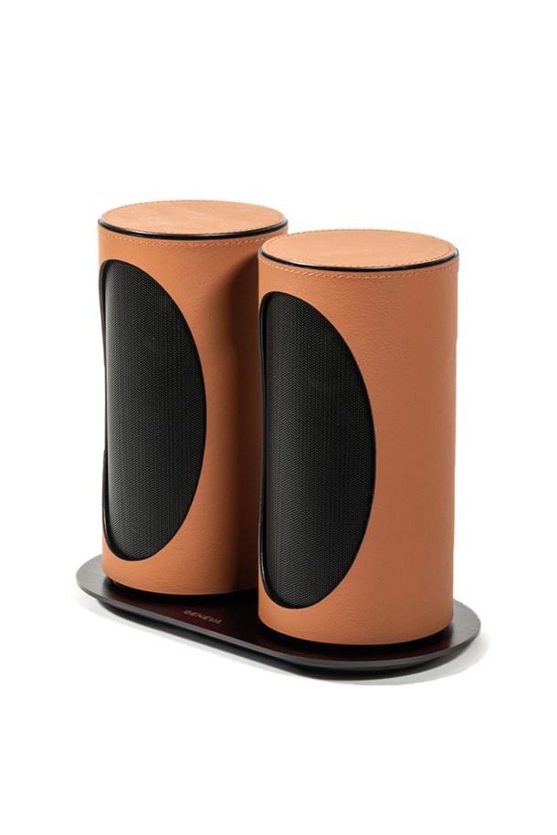 **와이어리스 스테레오 포터블 블루투스 스피커 DUO**는 이탈리안 프리미엄 천연 가죽 소재와 모던/클래식 스타일을 결합한 원형 디자인의 블루투스 스피커입니다. 최대 40W 출력으로 Hi-Fi 오디오, 스테레오 이미징을 제공하며, 1.75인치 풀레인지 스피커와 2개의 패시브 라디에이터를 통해 최적화된 음향을 즐길 수 있습니다. TWS(True Wireless Stereo) 기능과 블루투스 5.2를 지원하며, 핸즈프리 통화, 무선 충전, 최대 12시간 재생이 가능합니다. 화이트, 코냑, 레드 3가지 색상으로 제공되며, 스피커 2개, 무선 충전 패드, 사용자 매뉴얼, USB Type-C 케이블, 전원 어댑터로 구성됩니다. 부드럽고 따뜻한 미학으로, 장식용 오브제로도 활용할 수 있습니다.
