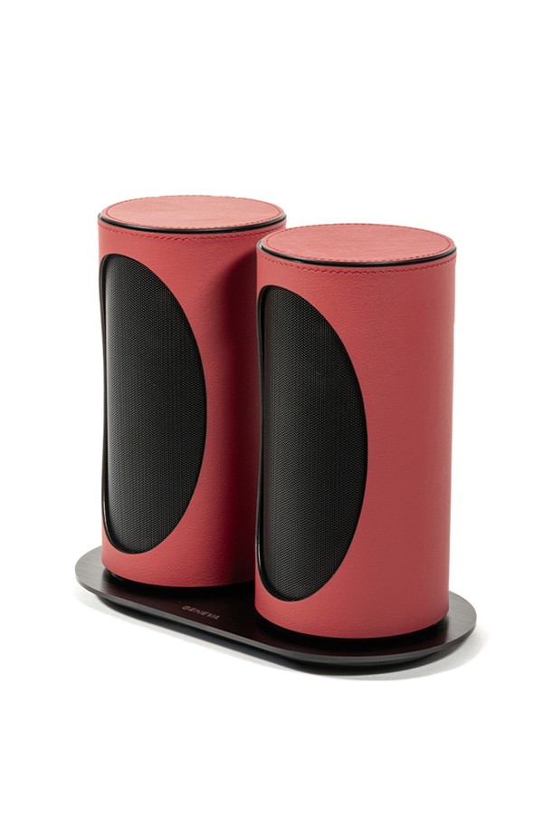 **와이어리스 스테레오 포터블 블루투스 스피커 DUO**는 이탈리안 정품 가죽으로 마감된, 클래식하면서 모던한 디자인의 블루투스 스피커입니다. 각 스피커는 750g이며, 100 x 190mm 크기로 휴대성을 높였습니다. 듀얼 스피커 시스템과 True Wireless Stereo(TWS) 기능을 통해 풍부하고 입체적인 사운드를 제공하며, 최대 12시간 재생 가능한 배터리와 블루투스 5.2 (Low Latency)를 지원합니다. 화이트, 코냑, 레드 세 가지 색상으로 제공되며, 1x 1.75인치 풀레인지 드라이버와 2x 패시브 라디에이터를 통해 최대 40W의 강력한 출력을 자랑합니다. 구성품으로는 스피커 2개, 무선 충전 패드, 사용설명서, USB Type-C 케이블, 전원 어댑터가 포함되어 있습니다.
