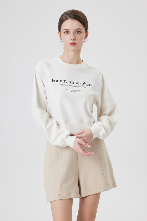 JEJUS(헤수스) 헤수스 큐롯팬츠는 베이지와 블랙 두 가지 색상으로 출시되어, 일상과 스포츠 활동 모두에 적합한 여성용 큐롯팬츠입니다. 봄, 여름 시즌에 어울리는 숏 기장의 플레어 핏으로, 하이덴시티 코튼모달 원사를 사용하여 부드러운 촉감을 선사합니다. 앞면 심라인 디테일과 정교한 플레어 커팅이 돋보이며, 루즈핏에 밴딩 처리로 편안함을 더했습니다. 캐주얼, 미니멀, 스포티 스타일을 즐기는 분들께 동네 마실룩, 여행룩으로 추천합니다.
