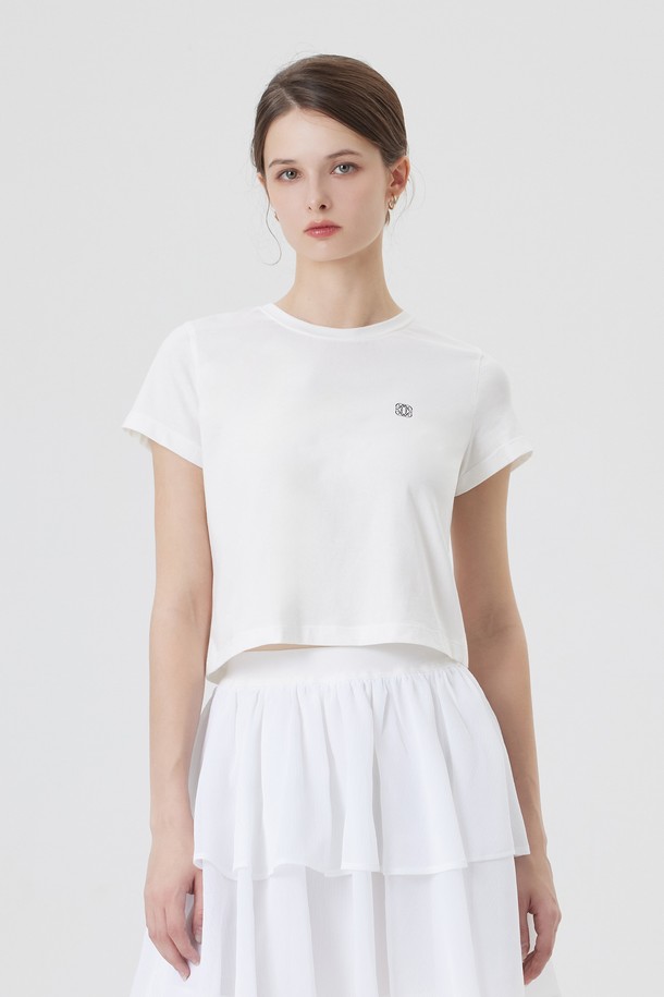 **SIGNATURE 002 : 시그니처 크롭 티셔츠 (2color)**는 미니멀하고 베이직한 스타일을 추구하는 여성 고객을 위한 크롭 티셔츠입니다. 고밀도 코튼 혼방사를 사용하여 부드러운 촉감을 선사하며, 봄, 여름 시즌 데일리 및 캐주얼 룩에 적합합니다. T.P.O 아트워크 디자인과 레귤러핏으로 모던하고 스타일리시한 분위기를 연출하며, 라운드넥과 반소매 디자인이 특징입니다. 색상은 화이트와 블랙 두 가지로 출시되었으며, 카페룩, 쇼핑룩 등 다양한 상황에서 활용 가능합니다. 얇은 두께감으로 시원하게 착용할 수 있는 시그니처 크롭 티셔츠입니다.
