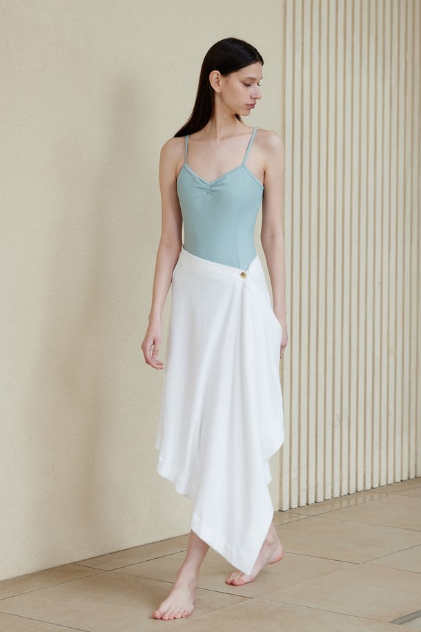 **BOUILLE (부이에) 타월 스커트 (1color)**는 여름철 수영, 리조트, 비치웨어에 활용하기 좋은 여성용 타월 스커트입니다. 부드러운 면과 폴리에스테르 혼방의 테리 원단으로 제작되어 흡수력이 뛰어나며, 두꺼운 두께감으로 편안한 착용감을 선사합니다. A라인 핏의 랩 스타일 디자인으로 캐주얼하면서도 리조트, 미니멀한 무드를 연출할 수 있습니다. 핸드커치프 실루엣이 특징이며, 수영복 위에 간편하게 걸쳐 입거나 비치타월로도 활용 가능하여 휴가룩, 리조트룩, 여름 바캉스룩에 잘 어울립니다. 화이트 색상으로 시원하고 깨끗한 느낌을 더했습니다.
