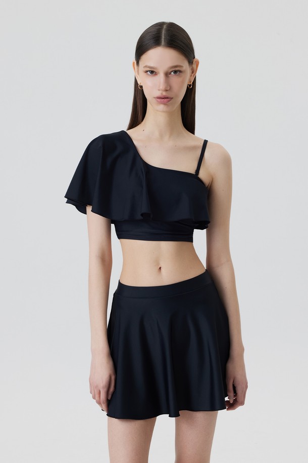 **EMILIA : 에밀리아 투피스 스윔수트 (3color)**는 여름 휴가를 위한 완벽한 선택입니다. 우아하고 페미닌한 스타일의 이 투피스 수영복은 크림, 코코아, 블랙 3가지 색상으로 제공됩니다. 오프숄더 디자인과 플레어 실루엣이 여성스러운 매력을 더하며, SPF50+의 UV 차단 기능으로 피부를 보호합니다. 수영 및 비치웨어 용도로 적합하며, 브라캡, 패드 탈부착 기능, 스커트 일체형 팬츠가 편안함과 활동성을 보장합니다. 특히, 방수 더스트백이 함께 제공되어 더욱 실용적입니다.
