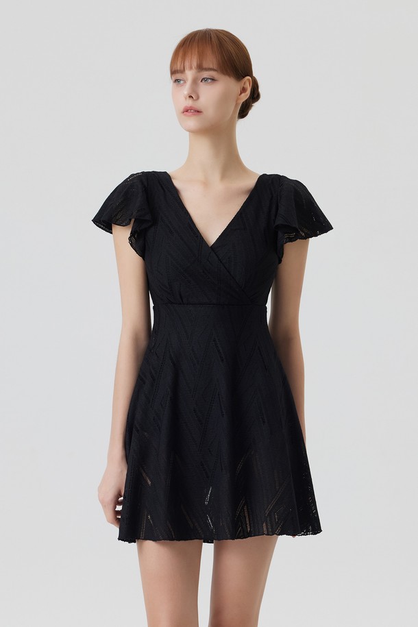 **SANDRONE : 산드로네 원피스 스윔수트 (3color)**는 우아하고 베이직한 스타일의 여성 수영복입니다. 여름 휴양지룩, 바캉스룩, 휴가룩에 어울리는 미니멀, 리조트, 클래식 스타일의 원피스 수영복으로, 블랙, 크림, 코코아 세 가지 컬러로 제공됩니다. 부드러운 촉감의 니트 텍스처 원단에 슬림핏으로 제작되어 바디수트 구조를 갖추고 있으며, V넥 민소매 디자인입니다. 방수 기능을 갖춘 폴리에스테르, 나일론, 스판덱스 혼방 소재로, 탈부착 패드, 브라캡, 프리미엄 엠보싱, 방수 더스트백, 프리미엄 삼중 스티칭 공법 등 섬세한 디테일까지 놓치지 않았습니다.
