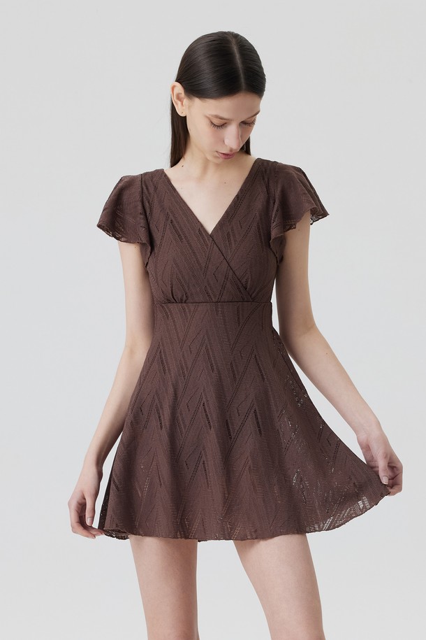 **SANDRONE (산드로네) 원피스 스윔수트 (3 color)**는 우아한 스타일을 추구하는 여성들을 위한 여름 필수 아이템입니다. 부드러운 촉감의 니트 텍스처 원단으로 제작되어 편안한 착용감을 선사하며, 슬림핏 디자인이 아름다운 바디 라인을 강조합니다. 민소매 V넥 디자인은 시원하고 세련된 느낌을 주며, 수영 및 비치웨어로 활용 가능합니다. 블랙, 크림, 코코아 3가지 컬러로 출시되었으며, 패드 탈부착, 엠보싱 브라캡, 방수 더스트백 및 스토리지 박스 포함으로 실용성을 더했습니다. 휴양지룩, 여름 바캉스룩, 휴가룩 등 다양한 TPO에 어울리며, 미니멀, 클래식, 리조트 스타일을 즐기는 분들께 추천합니다.
