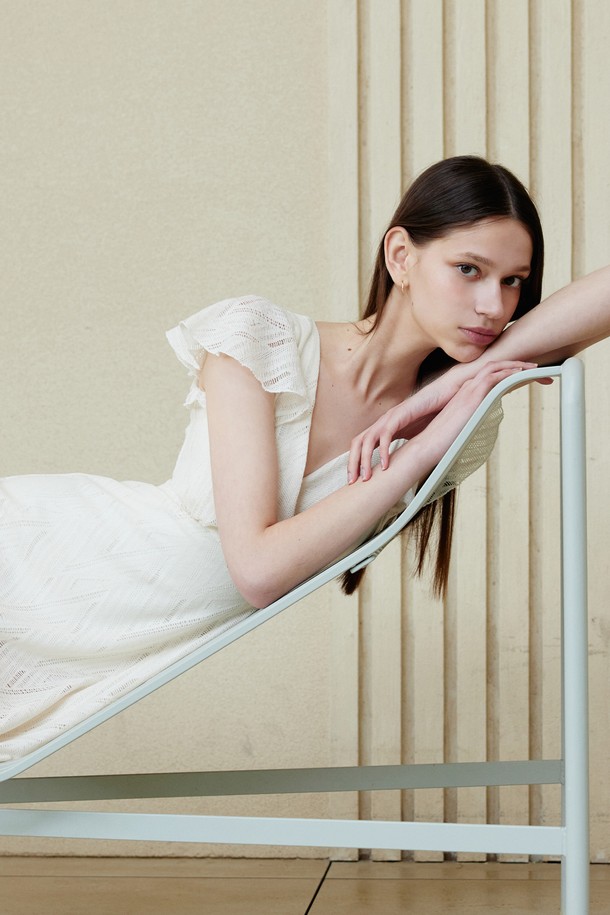 **산드로네 원피스 스윔수트 (3color)**는 여름 휴양지룩, 바캉스룩, 리조트룩에 어울리는 여성용 수영복입니다. 보헤미안 스타일의 바디수트 핏으로, V넥 민소매 디자인이며, 크림/코코아, 블랙 3가지 색상으로 제공됩니다. 폴리에스터, 나일론, 스판덱스의 혼방 소재로 제작되어 편안한 착용감을 선사하며, 니트 텍스처와 엠보싱 패턴이 특징입니다. 수영 및 비치웨어 용도로 활용 가능하며, 패드 탈부착 기능과 방수 더스트백이 포함되어 실용성을 높였습니다. 리조트, 에스닉, 미니멀 스타일을 선호하는 분들께 추천합니다.
