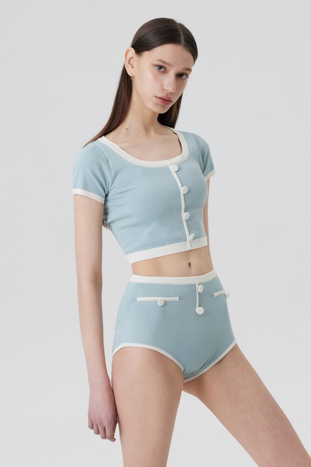 ZENITH(제니스) 니트 투피스 스윔수트는 여름 휴가룩, 리조트룩, 바캉스룩을 위한 여성 수영복입니다. 레이온과 나일론 혼방의 프리미엄 니트 텍스처로 제작되어 부드러운 착용감을 선사하며, UV 차단, 속건, 흡습 기능을 갖춰 수영 및 물놀이에 적합합니다. 클래식, 미니멀, 리조트 스타일을 아우르는 디자인으로, 크림, 스카이블루, 네이비, 블랙 4가지 컬러로 만나볼 수 있습니다. 특히 크림 컬러는 비침이 있을 수 있으며, 내장 브라 패드와 뒷면 메탈 리벳 장식으로 포인트를 더했습니다.
