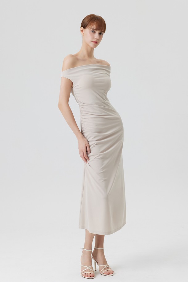 SOLITAIRE (솔리테어) 슬리브리스 원피스는 여름 시즌, 우아하고 섹시한 스타일을 연출해 주는 여성 의류입니다. 오프숄더 또는 카울넥으로 연출 가능한 디자인과 3D 드레이핑, 프론트 드레이프 디테일이 특징입니다. 부드러운 폴리에스테르와 스판덱스 혼방 소재로 제작되어 편안한 착용감을 선사하며, 탈부착 가능한 빌트인 브라패드가 내장되어 있습니다. 베이지, 코코아, 블랙 3가지 색상으로 출시되어 파티룩, 휴가룩, 리조트룩 등 다양한 TPO에 활용 가능하며, 클래식, 미니멀, 로맨틱 스타일을 즐기는 고객에게 적합합니다. 슬림핏의 드레이프 치마 타입과 민소매 디자인은 시원하고 여성스러운 분위기를 더합니다.
