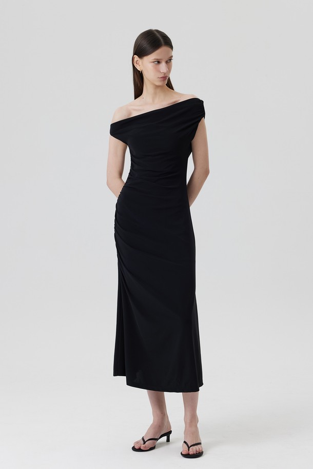 SOLITAIRE (솔리테어) 솔리테어 슬리브리스 원피스 (3color)는 우아하고 엘레강스한 스타일을 연출하는 여성용 슬리브리스 원피스입니다. 봄, 여름 시즌에 어울리며, 클럽, 파티, 포멀한 자리에서 활용 가능합니다. 블랙, 베이지, 코코아 세 가지 색상으로 제공되며, 3D 드레이핑 디자인과 탈부착 가능한 브라 패드가 특징입니다. 부드러운 촉감의 크레이프 원단, 슬림핏 H라인 치마, 오프숄더 또는 카울넥 디자인으로 세련된 무드를 더합니다. 미니멀, 클래식, 로맨틱 스타일을 선호하는 분들께 추천하며, 프리사이즈로 제작되었습니다.
