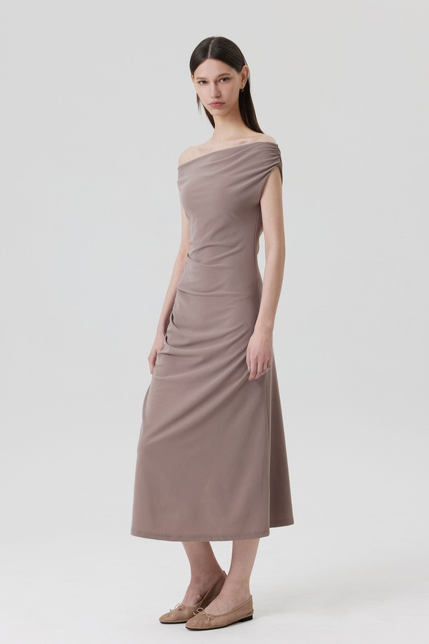 SOLITAIRE (솔리테어) 슬리브리스 원피스는 우아하고 엘레강스한 스타일을 연출하는 여성용 슬리브리스 원피스입니다. 부드러운 촉감의 크레이프 원단과 폴리에스테르, 스판덱스 혼방 소재로 제작되어 편안한 착용감을 선사합니다. 슬림핏으로 디자인되었으며, 오프숄더 또는 카울넥으로 연출할 수 있습니다. 3D 드레이핑 구조와 프론트 드레이프 디테일이 특징이며, 탈부착 가능한 브라 패드가 포함되어 있습니다. 파티룩, 모임룩, 클래식, 미니멀, 로맨틱 스타일을 즐기는 분들께 추천하며, 베이지, 코코아, 블랙 3가지 색상으로 만나보실 수 있습니다.
