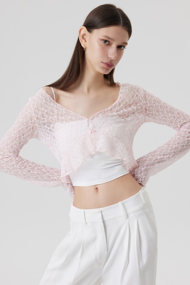 PLOCE(플로체) 플로체 프릴 가디건은 우아하고 엘레강스한 스타일을 연출하는 여성 상의입니다. 부드러운 촉감의 폴리에스테르 소재와 레이스 원사로 구성되어 있으며, 얇은 두께감으로 봄, 여름 시즌에 착용하기 좋습니다. 크롭 기장의 V넥 디자인에 긴소매, 프릴 디테일과 메쉬 인터록 디테일이 더해져 로맨틱하면서도 클래식한 무드를 자아냅니다. 데이트룩, 카페룩, 모임룩 등 다양한 TPO에 활용할 수 있는 아이템입니다. 컬러는 화이트, 크림 핑크, 블랙 3가지로 출시되었습니다.
