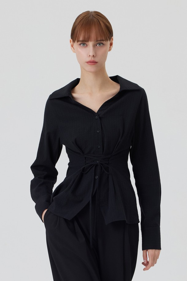 TOULOUSE(툴루즈) 타잉 블라우스는 부드러운 면 소재로 제작되어 편안한 착용감을 선사합니다. 우아한 스타일을 연출할 수 있는 레귤러핏 블라우스로, 브이넥 디자인과 긴 소매 기장이 특징이며, 화이트와 블랙 두 가지 컬러로 만나보실 수 있습니다. 보헤미안 터치와 텍스처 원단 디자인, 정교한 네크라인 커팅이 돋보이며, 독특한 타입 구조로 세련미를 더했습니다. 데이트룩, 카페룩, 모임룩 등 다양한 TPO에 맞춰 클래식, 미니멀, 로맨틱 스타일을 연출해보세요.
