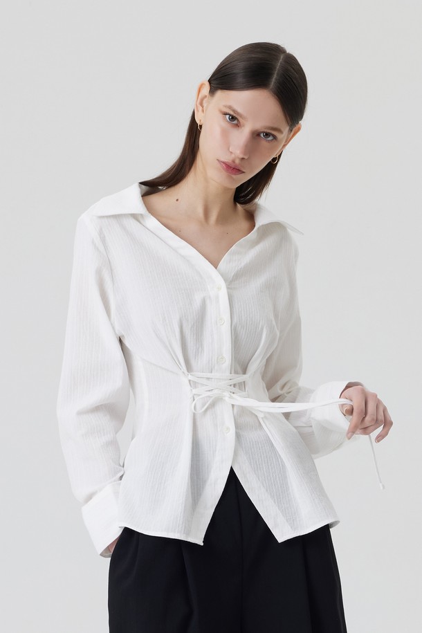 **툴루즈 타잉 블라우스 (2color)**는 부드러운 면 소재로 제작되어 편안한 착용감을 선사합니다. 우아한 분위기를 연출하는 이 블라우스는 봄, 여름 시즌에 어울리며, 레귤러 핏과 브이넥 디자인으로 여성스러움을 강조합니다. 블랙, 화이트 두 가지 색상으로 출시되어 데이트룩, 오피스룩, 모임룩 등 다양한 TPO에 활용할 수 있습니다. 타이 디테일과 정교한 네크라인 커팅이 특징이며, 하이덴시티 합성사를 사용하여 보헤미안 터치를 더했습니다. 클래식, 미니멀, 로맨틱 스타일을 즐겨 입는 분들께 추천합니다.
