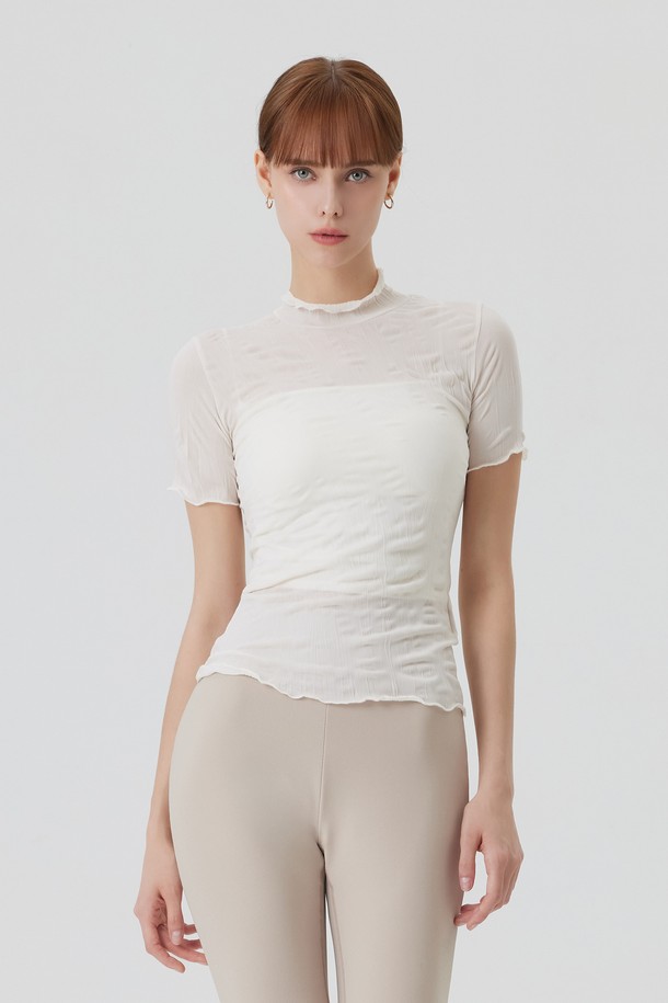 LOSIER (로지에) 시스루 숏슬리브는 페미닌하고 모던한 스타일을 연출하는 여성 의류입니다. 하이넥 디자인과 시스루 소프트 슬리브가 특징이며, 크림, 핑크, 블랙 3가지 색상으로 만나볼 수 있습니다. 봄, 여름 시즌에 착용하기 좋으며, 얇고 부드러운 폴리에스테르 소재로 제작되어 편안한 착용감을 선사합니다. 데이트룩, 카페룩, 모임룩 등 다양한 TPO에 레이어드하여 미니멀하면서도 클래식한 스타일을 완성해 보세요.
