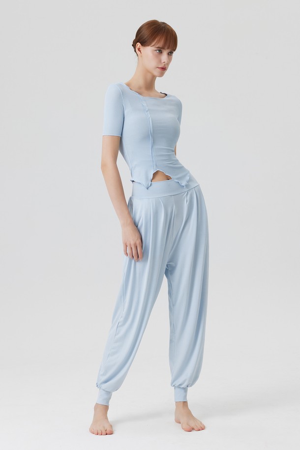 AEGIS (이지스) 요가 하렘 팬츠는 요가 및 일상에서 편안하게 착용할 수 있는 여성용 긴 바지입니다. 부드러운 폴리에스테르와 스판덱스 혼방 소재로 제작되어 얇고 통기성이 뛰어나 봄, 여름철에도 쾌적함을 유지합니다. 허리 밴딩과 조거핏 디자인으로 활동성을 높였으며, 사이드 포켓이 있어 실용적입니다. 스포티, 캐주얼, 미니멀 스타일을 연출하기 좋으며, 요가/필라테스룩, 집콕룩, 산책룩 등 다양한 TPO에 활용할 수 있습니다. 화이트, 스카이, 올리브, 블랙 4가지 색상으로 만나보세요.
