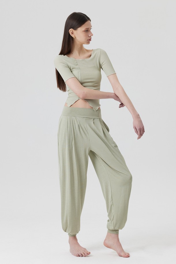 AEGIS(이지스) 요가 하렘 팬츠는 요가, 필라테스, 집콕, 산책 등 다양한 TPO에 활용하기 좋은 여성용 요가 팬츠입니다. 부드러운 촉감의 폴리에스테르와 스판덱스 혼방 소재로 제작되어 사계절 내내 편안하게 착용할 수 있습니다. 릴랙스 핏과 조거 스타일의 디자인은 스포티, 캐주얼, 미니멀한 무드를 연출하며, 허리 밴딩과 사이드 포켓으로 활동성과 실용성을 더했습니다. 화이트, 스카이, 올리브, 블랙 4가지 컬러로 출시되어 취향에 맞게 선택할 수 있습니다. 얇은 두께감과 통기성이 좋은 소재로 쾌적한 착용감을 선사합니다.
