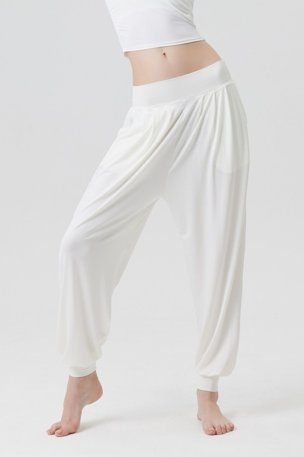 AEGIS (이지스) 요가 하렘 팬츠는 요가, 필라테스, 산책 등 활동적인 날은 물론 편안한 집콕룩으로도 활용하기 좋은 여성용 하의입니다. 스포티, 캐주얼, 미니멀한 스타일을 연출할 수 있으며, 부드러운 촉감의 폴리에스테르와 스판덱스 혼방 에어로 소재로 제작되어 통기성이 우수합니다. 릴랙스핏 조거핏으로 편안하게 착용 가능하며, 얇은 두께감으로 사계절 내내 활용할 수 있습니다. 화이트, 스카이, 올리브, 블랙 4가지 다채로운 색상으로 출시되었으며, 사이드 포켓과 밴딩 허리 디테일로 실용성을 더했습니다.
