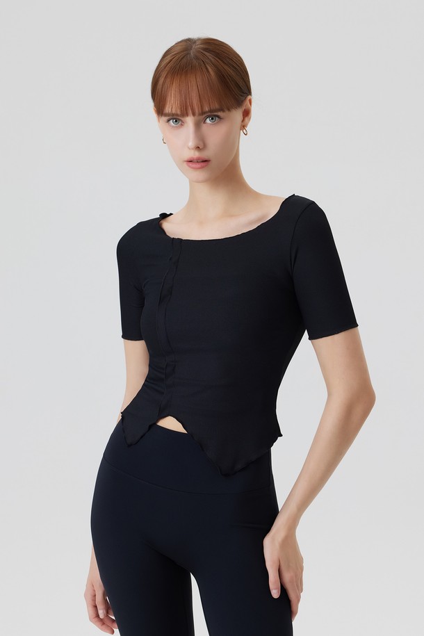 **세브루가 프릴 숏슬리브 (4color)**는 에어로쿨-P899, APAN 소재로 제작되어 부드러운 촉감과 통기성을 제공하는 여성 티셔츠입니다. 라운드넥에 레귤러핏으로 편안하게 착용 가능하며, 봄, 여름 시즌 일상에서 활용하기 좋습니다. 크롭 기장의 무지 반소매 디자인으로, 프릴 디테일, 퍼프 슬리브, 비대칭 밑단, 인터록 마감으로 포인트를 더했습니다. 블랙, 화이트, 스카이, 올리브 4가지 컬러로 출시되어 데이트룩, 카페룩, 쇼핑룩 등 다양한 TPO에 캐주얼, 걸리시, 미니멀 스타일로 연출할 수 있습니다.
