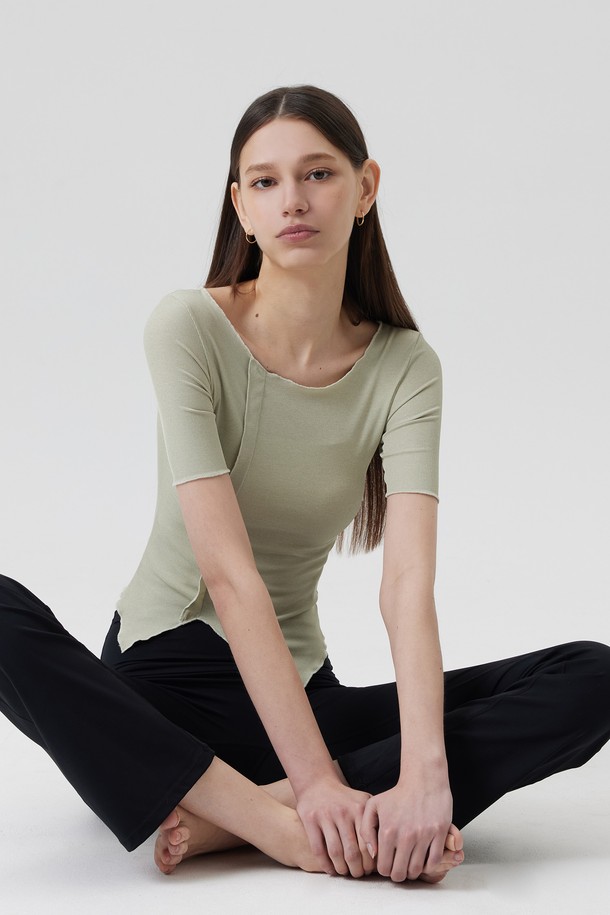 **SEVRUGA (세브루가) 프릴 숏슬리브 (4color)**

SEVRUGA (세브루가) 프릴 숏슬리브는 부드러운 촉감의 에어쿨 소재와 스판 소재 혼방으로 제작되어 편안한 착용감을 선사합니다. 라운드넥에 레귤러핏으로 디자인되었으며, 얇은 두께감으로 봄, 여름 시즌에 시원하게 착용하기 좋습니다. 베이직하고 캐주얼한 무드에 프릴 디테일과 비대칭 밑단으로 포인트를 더해 유니크함을 더했습니다. 화이트, 스카이, 올리브, 블랙 4가지 컬러로 출시되어 다양한 스타일 연출이 가능하며, 동네 마실룩, 카페룩 등 데일리룩으로 활용하기 좋습니다.
