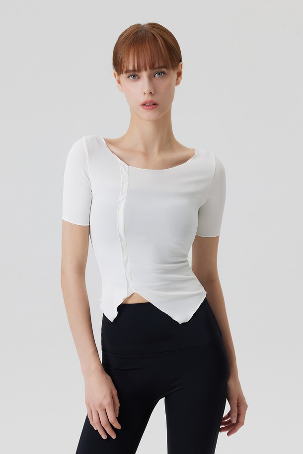 SEVRUGA (세브루가) 프릴 숏슬리브는 여성스러운 분위기를 연출해 주는 티셔츠입니다. 에어쿨, 스판 혼방 소재로 제작되어 부드러운 촉감과 얇은 두께감으로 봄, 여름 시즌에 시원하게 착용할 수 있습니다. 라운드넥에 레귤러핏으로 디자인되었으며, 프릴 소매 디테일과 비대칭 밑단 커팅이 특징입니다. 미니멀, 캐주얼, 로맨틱 스타일을 즐기는 분들, 데이트룩을 연출하고 싶은 분들께 추천합니다. 화이트, 스카이블루, 올리브, 블랙 4가지 컬러로 만나보세요.
