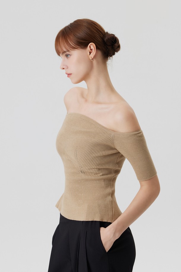 **비노슈 오프숄더 니트 탑 (4color)**

비노슈(BINOCHE) 오프숄더 니트 탑은 여성스러운 실루엣을 연출하는 슬림핏 크롭 니트로, 부드러운 아크릴과 폴리에스테르 혼방 소재로 제작되어 흡습 및 속건 기능이 뛰어납니다. 여름철에도 시원하게 착용할 수 있도록 얇은 두께와 통기성을 고려했으며, 베이직하면서도 우아한 스타일을 연출합니다. 크림, 베이지, 핑크, 블랙 4가지 컬러로 출시되어 다양한 데이트룩과 카페룩에 매치하기 좋습니다. 반소매 기장과 오프숄더 네크라인 디자인은 미니멀, 클래식, 로맨틱 무드를 더합니다. 기계세탁이 가능하여 관리가 용이하며, 프리미엄 니트 구조로 제작되었습니다.
