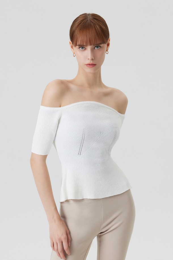 비노슈(BINOCHE) 오프숄더 니트 탑은 여성스러운 매력을 더하는 크롭 기장의 니트입니다. 부드러운 촉감의 아크릴과 폴리에스테르 혼방 소재로 제작되어 여름에도 시원하게 착용 가능하며, 흡습 및 속건 기능으로 쾌적함을 유지합니다. 페미닌하고 베이직한 스타일을 연출하며, 데이트룩, 카페룩, 쇼핑룩 등 다양한 TPO에 활용하기 좋습니다. 고밀도 RN원사를 사용하여 고급스러운 퀄리티를 자랑하며, 조각적인 밑단 실루엣이 특징입니다. 크림, 베이지, 핑크, 블랙 4가지 다채로운 컬러로 만나보세요.
