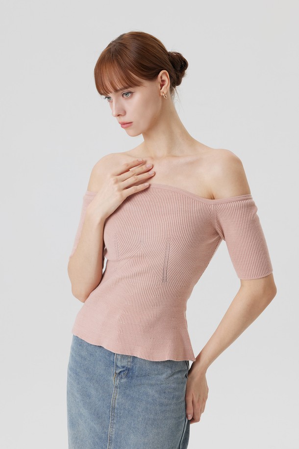 **비노슈 오프숄더 니트 탑 (4color)**

비노슈 (BINOCHE) 오프숄더 니트 탑은 페미닌하고 캐주얼한 무드를 모두 아우르는 여성 의류입니다. 크림, 베이지, 핑크, 블랙 4가지 컬러로 출시되어 데일리룩, 애슬레저룩 등 다양한 스타일을 연출할 수 있습니다. 부드러운 촉감의 아크릴, 폴리에스테르 혼방 소재로 제작되었으며, 얇은 두께감과 통기성, 흡습 및 속건 기능을 갖춰 여름철에도 쾌적하게 착용 가능합니다. 정교한 오프숄더 라인과 조각적인 밑단 실루엣, 입체적인 디자인으로 세련된 분위기를 더하며, 데이트룩, 휴가룩, 카페룩과 같은 TPO에 맞춰 스타일링하기 좋습니다. 반소매 크롭 기장으로 시원하고 여성스러운 매력을 강조합니다.
