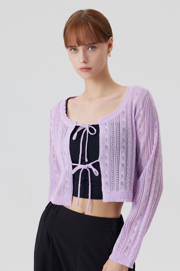 "NATALIE(나탈리) 니트 가디건"은 우아한 스타일을 연출해주는 여성용 크롭 기장의 긴소매 가디건입니다. 부드러운 촉감의 폴리에스테르, 레이온, 린넨, 나일론 혼방 프리미엄 니트 소재로 제작되어 여름철에도 시원하게 착용 가능하며, 흡습 및 속건 기능을 갖췄습니다. 오트밀(Oatmeal), 베이지(Beige), 핑크(Pink), 바이올렛(Violet), 블랙(Black)의 5가지 다채로운 색상으로 제공되며, 비대칭 오프숄더 네크라인과 리본 디테일, 고급스러운 케이블 니팅 기법이 돋보입니다. 리조트룩, 휴가룩, 클래식, 로맨틱 스타일로 활용하기 좋습니다.
