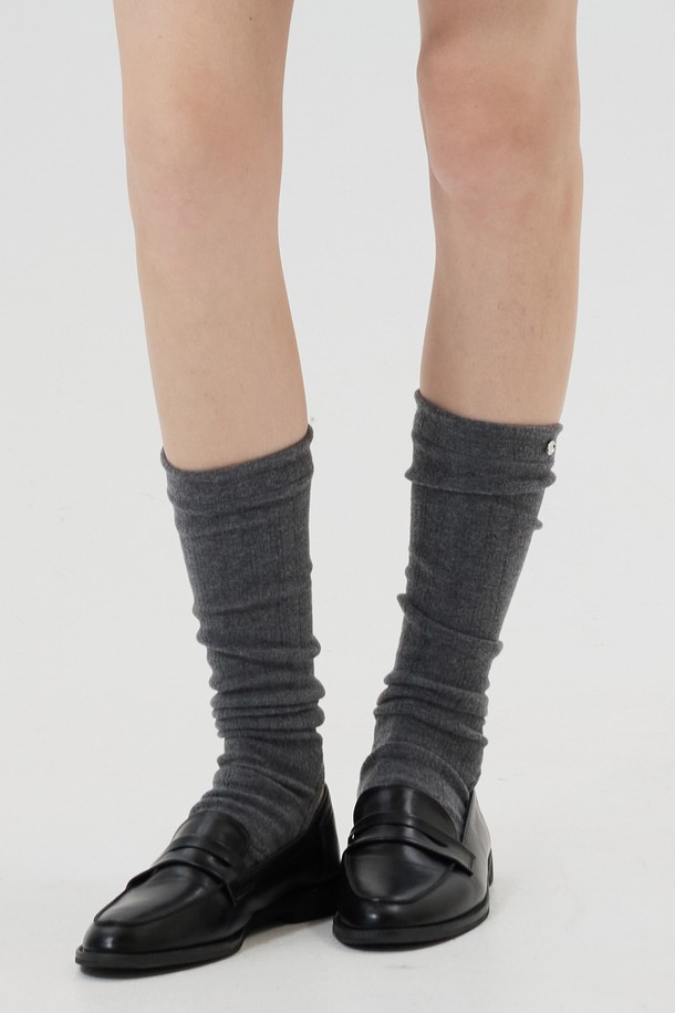 **CHARLES (샤를) 니하이 레그워머 (4color)**는 부드러운 면 소재로 제작되어 가을, 겨울철 따뜻하게 착용할 수 있는 여성 레그워머입니다. 무지 디자인에 두꺼운 두께감으로 보온성을 높였으며, 니하이 길이와 루즈핏으로 편안한 착용감을 선사합니다. 블랙, 그레이, 베이지, 화이트 4가지 컬러로 출시되어 겨울 데일리룩, 집콕룩, 산책룩 등 다양한 스타일에 미니멀, 캐주얼, 클래식하게 매치하기 좋습니다. 스타일리시하면서도 포근한 분위기를 연출해보세요.
